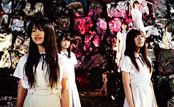bananamina:13/∞ Nogizaka46 music videos → “Oto Ga Denai Guitar”“In the city whose aimless crowds I walked through, what do the old newspapers say, whirling in the wind?”