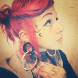 Extreme Tattoos und Piercings bei Frauen