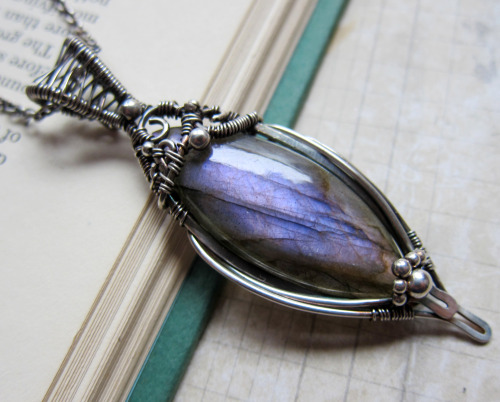 sihayadesigns:Labradorite lovers rejoice! I just listed some gorgeous new Shard of Light pendants in the shop! http://www.sihayadesigns.com!