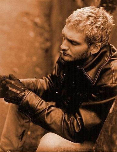 daniakadee:  Layne Staley (August 22, 1967 – April 5, 2002)  Alice in Chains - Mad Season Live forever.   