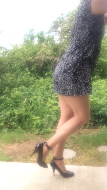 samanthanylons:Ready to serveLoving the painted Toes through your tights….Very feminine!!