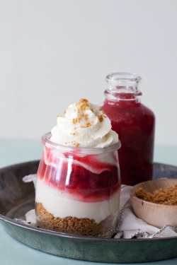 confectionerybliss:  No-Bake Rhubarb Cheesecake Parfaits | Hungry Girl Por Vida 