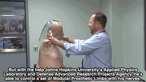 kintatsujo:  gentlemanbones:  handsome-princess:  huffingtonpost:  Man Successfully Controls 2 Prosthetic Arms With Just His Thoughts Les Baugh is the first bilateral shoulder-level amputee to wear two Modular Prosthetic Limbs at once, according to the