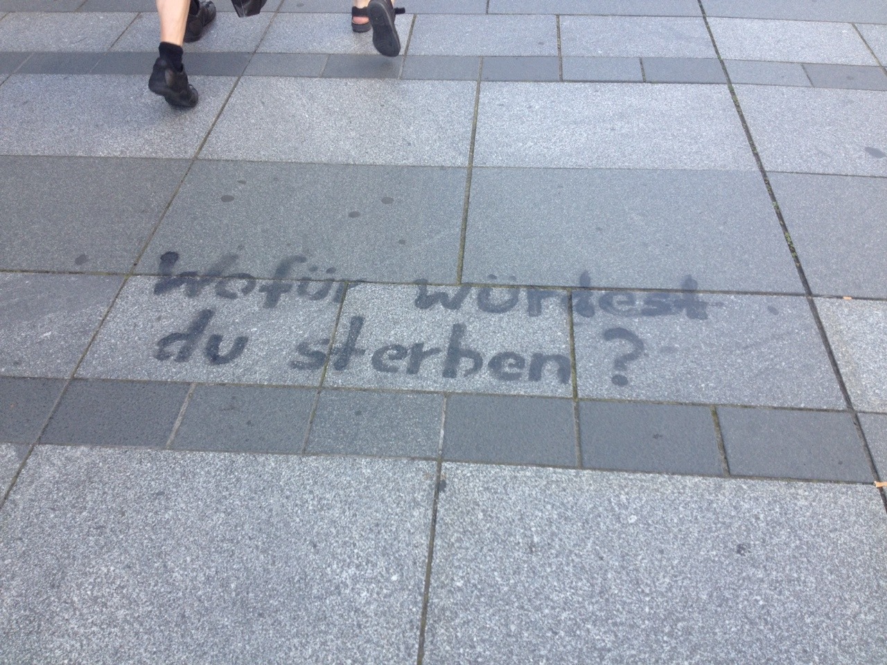 blutblau:  nie—-mehr:  pubertaerephase:  Gefunden in Dresden, Prager Straße  Steht