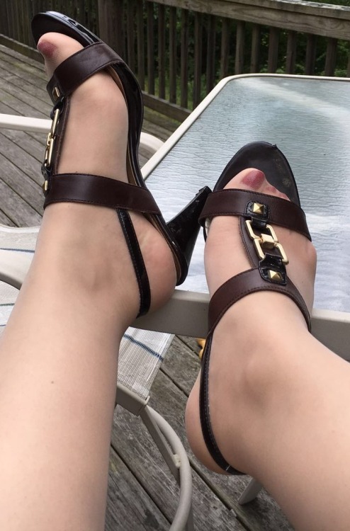 gknfjlvr: Happy Saturday!!! If I could worship these feet I would be very happy!
