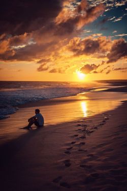sensual-dominant:  Some days you need to hear the sounds of the waves crashing on the shore, the feel of sand between your toes, and the light slowly disappearing in the horizon to forget the issues of the day.♂♐️
