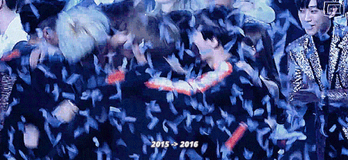 twoy:BTS’ tradition of welcoming a new year by hugging each other! 