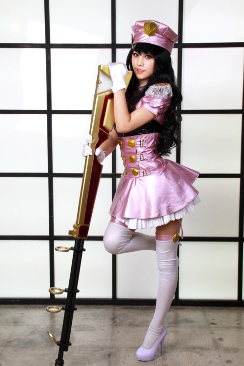 cosplayandanimes:  Popstar Caitlyn and Popstar Ahri - League of Legends source