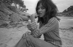 en-dansant-la-javanaise:  Anna Karina, photographed