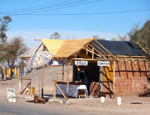 Puesto de comida cerca del santuario de Difunta Correa, San Juan, 2008.Cemitas are sandwiches served