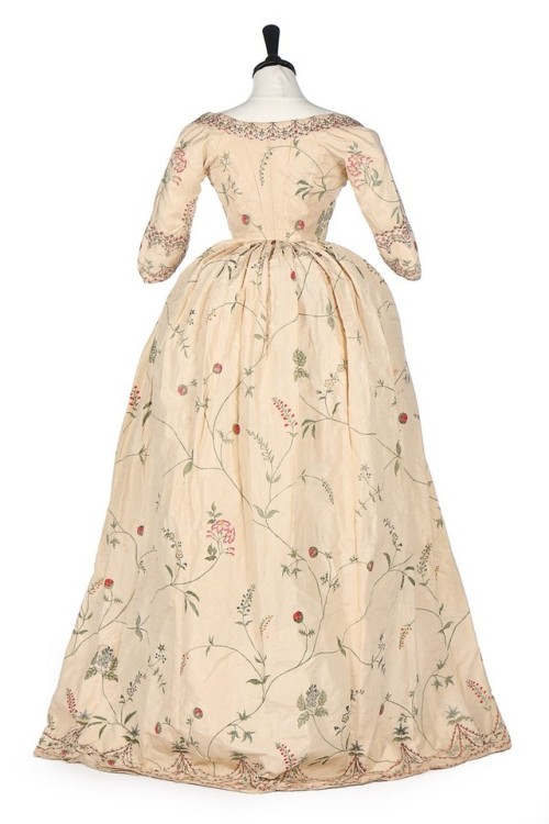 fripperiesandfobs: Robe à l’anglaise, 1770′s From Kerry Taylor Auctions