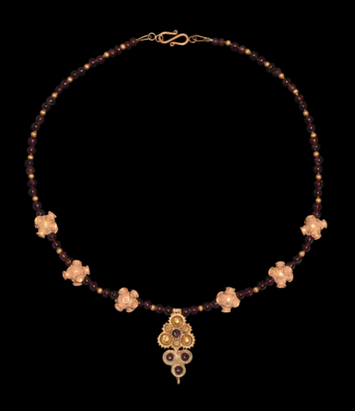 Parthian gold and garnet necklace, dated to the 1st century BCE at the earliest. Source: Timeline Au