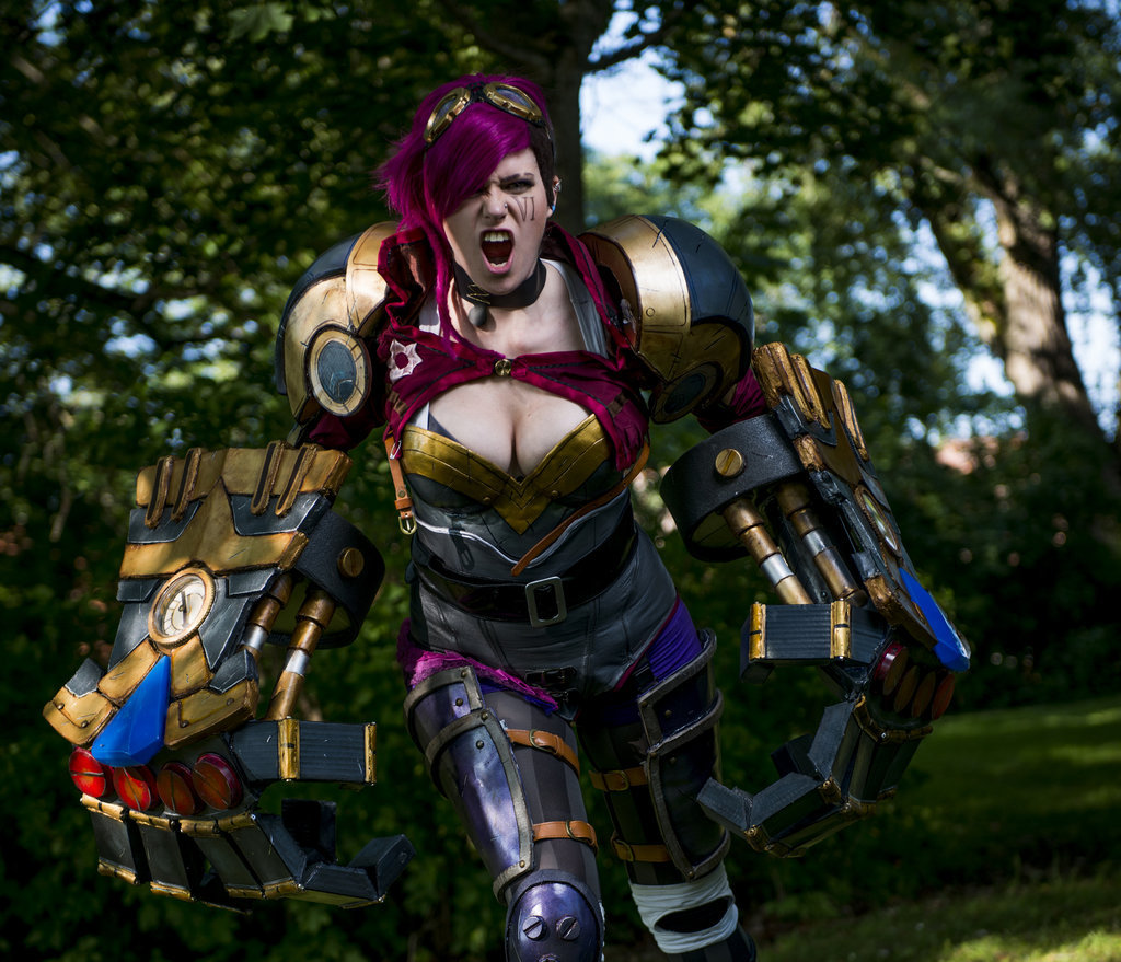 Vi описание. Вай лига легенд косплей. Vi League of Legends косплей. League of Legends Cosplay.