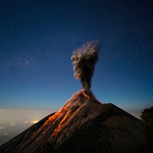 staceythinx:Photographer Andy Shepard’s amazing images of Volcano Fuego erupting