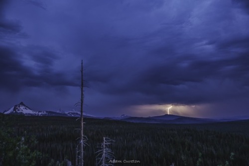 sketchycrouton:Lightning storm in the cascades