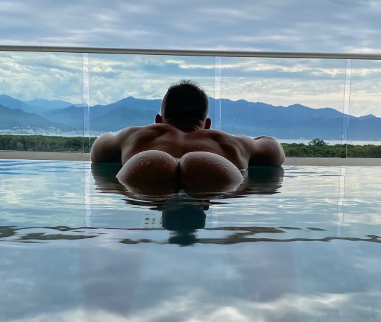 footballsweetcheeks:buttin&rsquo; out at the pool