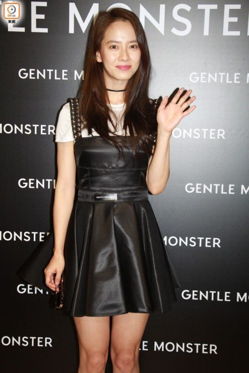 [160623] Song Jihyo at Gentle Monster Flagship at Lee Gardens Causeway Bay HK. (cre: on.cc , 魔方全媒)