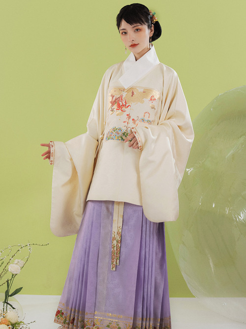 fouryearsofshades:hanfugallery:chinese hanfu by 裳宫语Fish, gate, and dragon; this puzi represents the 