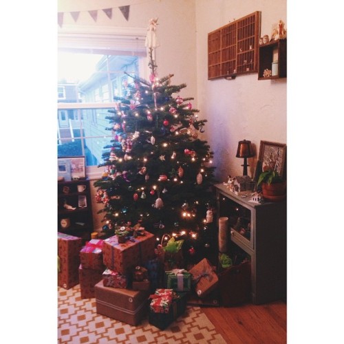 happy christmas! now to dig into these presents… #christmas #holidays #tree #presents #interi