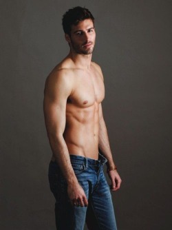 dudes-on-demand:  Justin Clynes