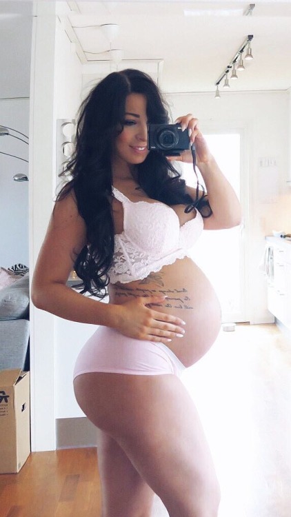 Few extremely hot & sexy pregnant girls!