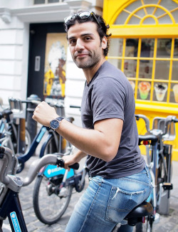 californiadreamboy: hupperts:  Oscar Isaac goes for a bike ride in London on September 16, 2014  I mean come on 