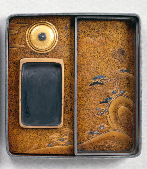 Writing case, 柳橋神社蒔絵硯箱, 1603-1650. Laquer, gold, mother-of-pearl, wood. Japan. Museum für Ostasiatis