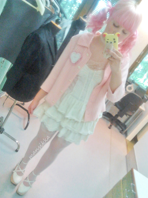 mansikka:  The pic is kinda blurry but I really liked this outfit from Friday! ’ v ‘ 