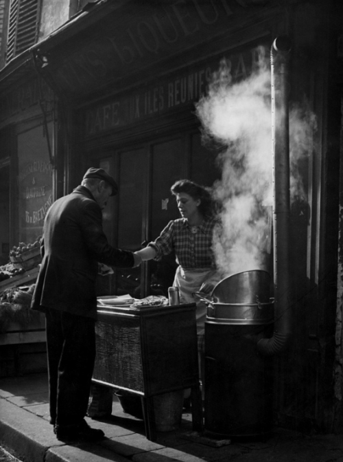 Sabine Weiss. Marchande de frites. Paris, 1952