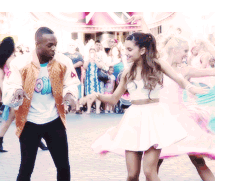 osnapitzaris:  ariana grande gets flash’d 