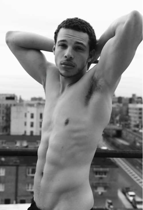 bonjourbonsior:  manuponman:  Ray Mills! *sigh*  New face 