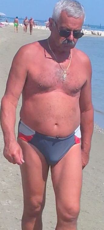 toddcdn40:Nice daddy speedo bulge ❤️❤️