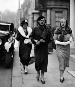 maudelynn:  On their way to a Society Wedding, London c.1933  via http://www.mydaily.co.uk 