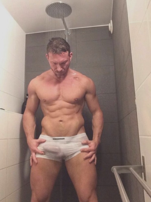 bate-orade:  Jerk Off Here