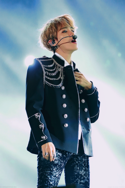 itisnotporniswear:  Look at him!!! HE IS LITERALLY GLOWING!! HE’S SO FREAKING ETHEREAL WTF?!!?