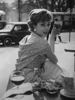 greeneyes55:  Paris 1957 Photo: Loomis Dean