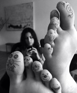 solecityusa:In appreciation of female feet,