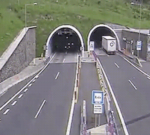 brokemule:  giflounge:Shortcut to Vladivostok  I hear the General Lee ( Land of Dixie