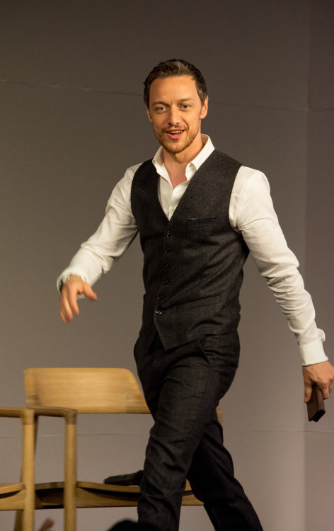 samerulesapply:  mcavoys:  so cute!  Apple bottom at the Apple Store.