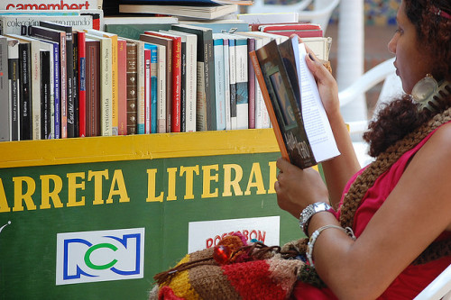 bookporn:  La Carreta Literaria ¡Leamos! de Cartagena (Cartagena’s Literary Wagon, Let’s read!). Martín Murillo Gómez has been traveling with his wagon through Cartagena, Colombia. His is the only wagon that transports books. He lends the books