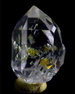 geologypage:  Quartz With Hydrocarbon Inclusions