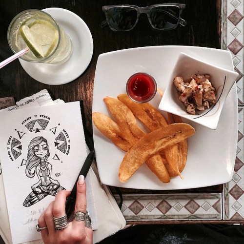 Schnacks, smiles, drinks n’ drawings. #PlantainChips #mahimahifilet #ginandtonic #drawing #Hyp