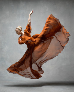 mymodernmet:  Stunning Photo Series Spotlights the Graceful Movements of Dancers 