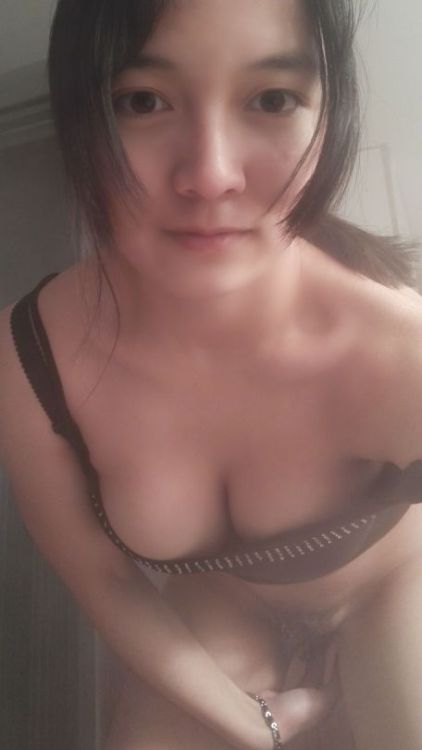 zhuyanhui: 分享眼睛美乳骚逼女友，眼镜巨奶，口活一绝。人前清纯妹，床上价格高！ 分享你的女友，老婆。让更多的人见识她的骚样！报复你讨厌的闺蜜，室友，身边人！让她们的淫贱展现在世人面前！投稿加