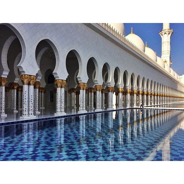 The clear ponds border these arches that create a perimeter around a massive courtyard. #sheikzayedmosque #mosque #abudhabi #uae #mideast #architecture #travel #travelphotography (at Sheikh Zayed Mosque)