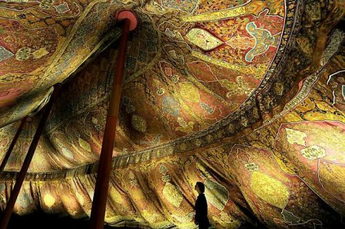 placesandpalaces: A 17th-century Ottoman three-mast tent made of silk and gilded leather. Now on dis