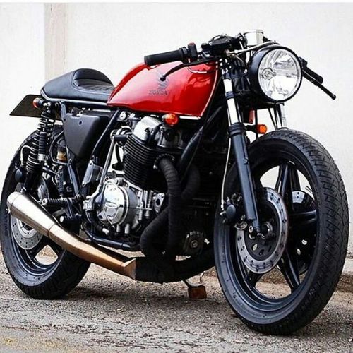 overboldmotorco:  📷 by @caferacerspain #honda #cb #caferacer #custom #bike #motorcycle by saint_motors http://overboldmotor.co