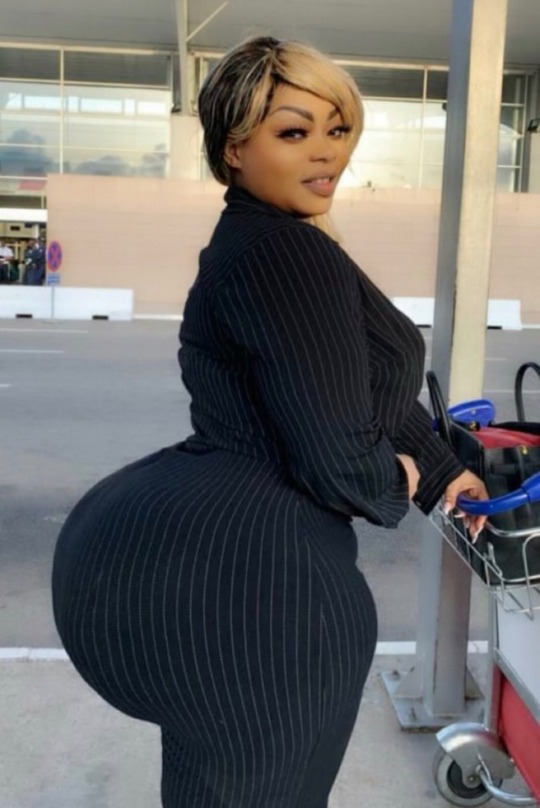 bonzo555:  thepharaohclub:    Truely best view of her special rack