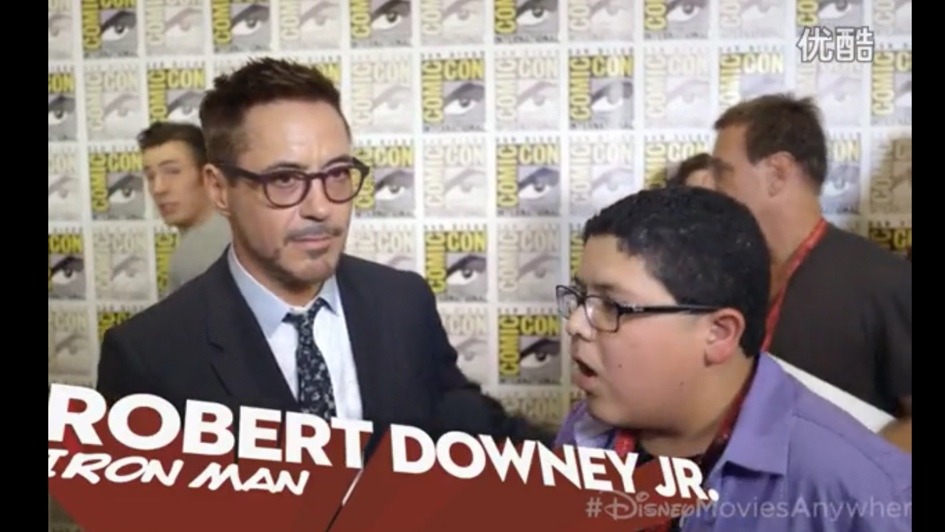 hola-pendejos:  This kid was offering a hot towel to Robert Downey Jr. And Robert