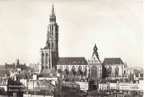 Postcard: Antwerpen, de Kathedraal - Anvers, La Cathedrale, probably 1950s.Have no idea how this car